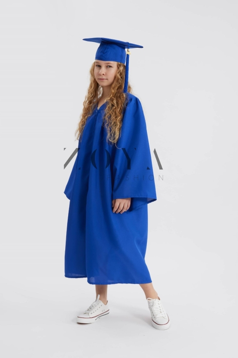 Koninklijk blauwe academische toga met baret voor afstudeerceremonie