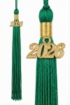 Groene graduation cap met elastische baret en gouden 2026 hanger
