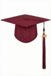 Student draagt bordeauxrode afstudeerbaret met kwastje tijdens ceremonie