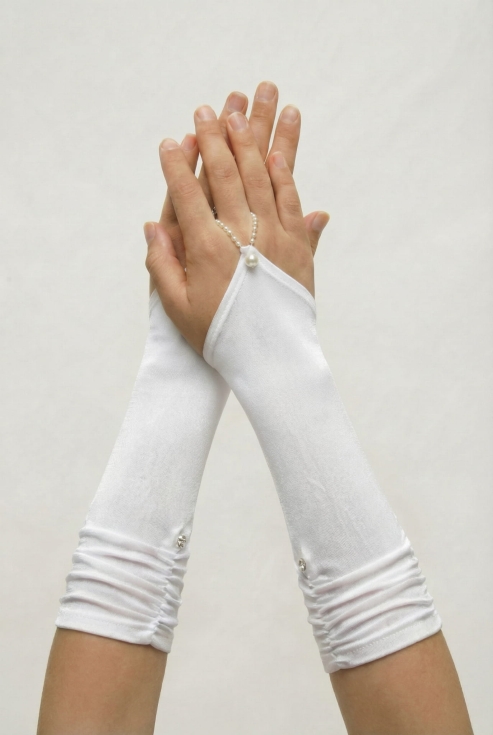 communiehandschoenen België, lange witte handschoenen communie, elegante communie accessoires, communiehandschoenen met bloemen, communie mode België