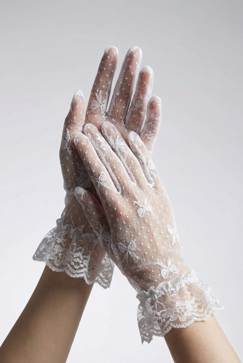 communiehandschoenen, kanten handschoenen, eerste communie België, elegante meisjeshandschoenen, witte communieaccessoires, communiekleding België, communie outfit