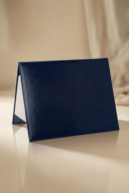 Diplomamap donkerblauw met witte voering – gesloten weergave