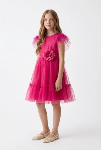 Fuchsia feestjurk Gabi met tule, veertjes en afneembare bloem