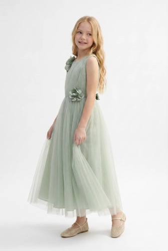 Lange feestjurk Bella in saliegroen — elegante meisjesjurk met 3D-bloemen
