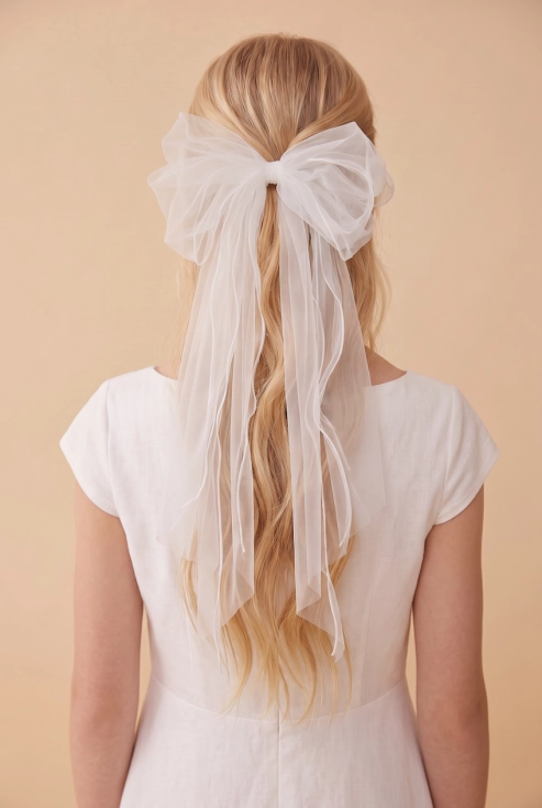 haarstrik meisjes, tule haarspeld, feestelijke haaraccessoires, communie haarstrik, elegante haarclip, meisjesaccessoires, haarspeld bruiloft, feestkapsels kinderen