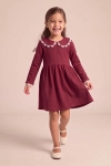 Feestjurk Estera in bordeaux met kanten kraagje – volledige look in beweging