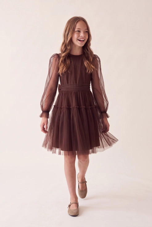 Feestjurk Holly in chocoladebruin met tulemouwen en rok in twee lagen – volledige look, vooraanzicht