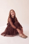 Feestjurk Holly in chocoladebruin – tulerok en strik in de taille, zittend