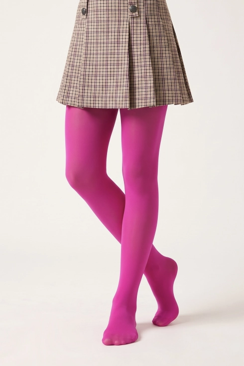 Dekkende maillot in fuchsia – maillot op model met geruite rok, vooraanzicht
