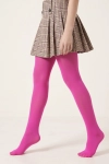 Dekkende maillot in fuchsia – maillot op model in stap met geplooide geruite rok, zijaanzicht