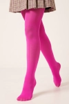 Dekkende maillot in fuchsia – nauwe kadrering in stap, zijaanzicht