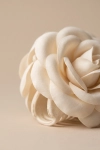 Haarklem met stoffen roos in beige – close-up van de blaadjes van de roos